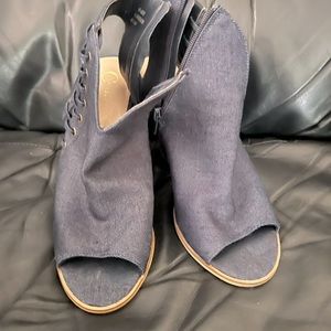 Cute navy sandals with chunky heel